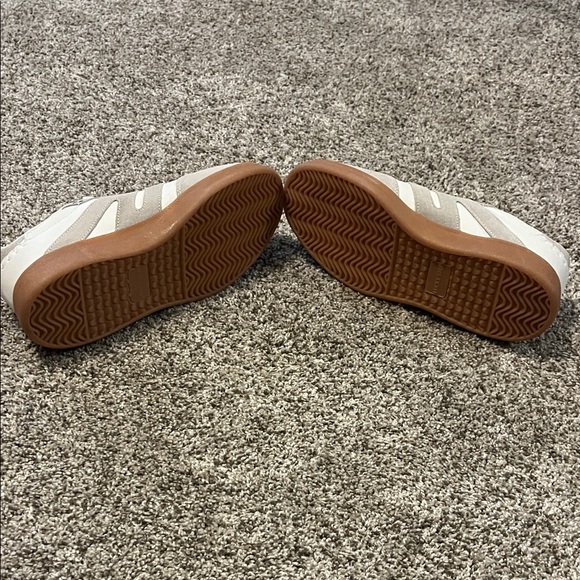 Stylish White and Gray Women's Sneakers - Picture 3 of 3